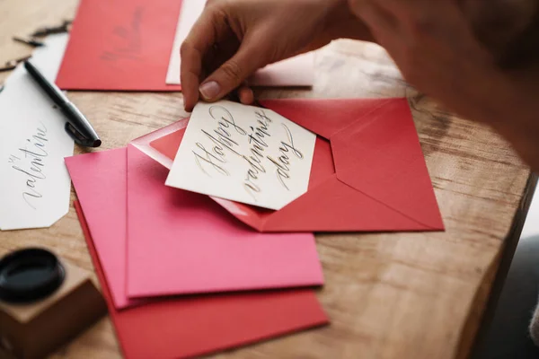 Calligraphe Fille Travaillant Sur Les Valentines Table Intérieur — Photo