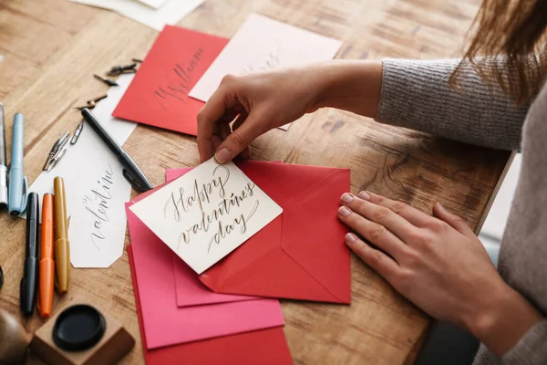 Calligraphe Fille Travaillant Sur Les Valentines Table Intérieur — Photo