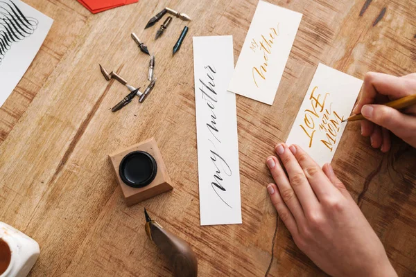 Calligraphe Fille Écriture Tout Travaillant Table Intérieur — Photo