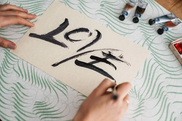 Calligraphe Fille Écriture Tout Travaillant Sur Les Valentines Table Intérieur — Photo