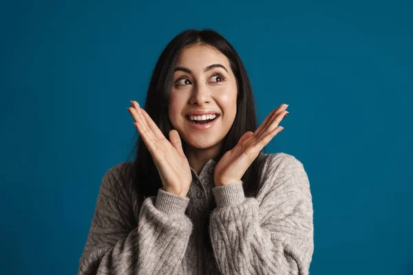 Excitada Bela Menina Asiática Expressando Surpresa Câmera Isolada Sobre Fundo — Fotografia de Stock