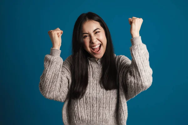 Salido Asiático Chica Haciendo Ganador Gesto Gritando Aislado Sobre Azul —  Fotos de Stock