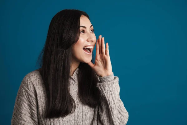 Alegre Hermosa Asiático Chica Buscando Gritando Lado Aislado Sobre Azul —  Fotos de Stock