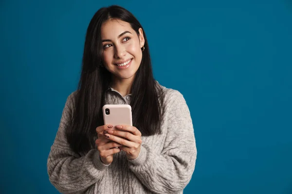 Feliz Hermosa Chica Asiática Sonriendo Usando Teléfono Inteligente Aislado Sobre — Foto de Stock