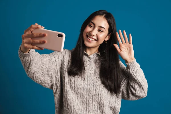 Szczęśliwy Azji Dziewczyna Macha Ręka Podczas Biorąc Selfie Smartfon Odizolowany — Zdjęcie stockowe