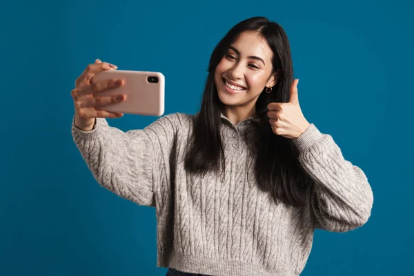 Szczęśliwy Azji Dziewczyna Pokazując Kciuk Górę Podczas Biorąc Selfie Smartfon — Zdjęcie stockowe