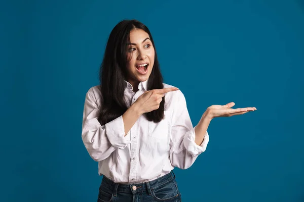 Excitada Bela Menina Asiática Segurando Apontando Dedo Para Copyspace Isolado — Fotografia de Stock