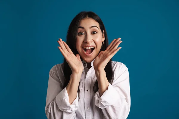 Opgewonden Mooi Aziatisch Meisje Uiten Verrassing Camera Geïsoleerd Blauwe Achtergrond — Stockfoto