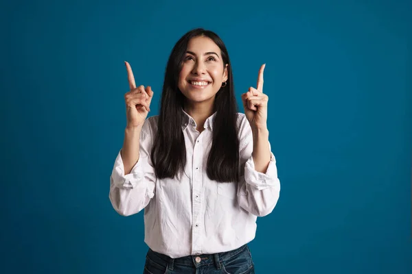 Joyful Hermosa Chica Asiática Sonriendo Señalando Los Dedos Hacia Arriba —  Fotos de Stock