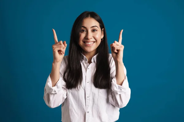 Freudig Schöne Asiatische Mädchen Lächelt Und Zeigt Mit Den Fingern — Stockfoto