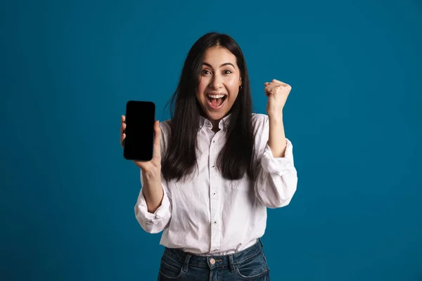 Exted Azjatyckie Dziewczyna Zwycięzca Gest Pokazując Smartfon Odizolowany Niebieskim Tle — Zdjęcie stockowe