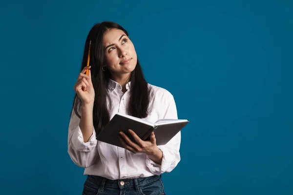 Brooding Mooie Aziatische Meisje Opschrijven Notities Planner Geïsoleerd Blauwe Achtergrond — Stockfoto