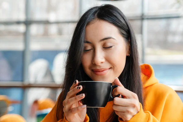 Νεαρή Ασιάτισσα Χαμογελά Πίνοντας Καφέ Στο Καφέ — Φωτογραφία Αρχείου