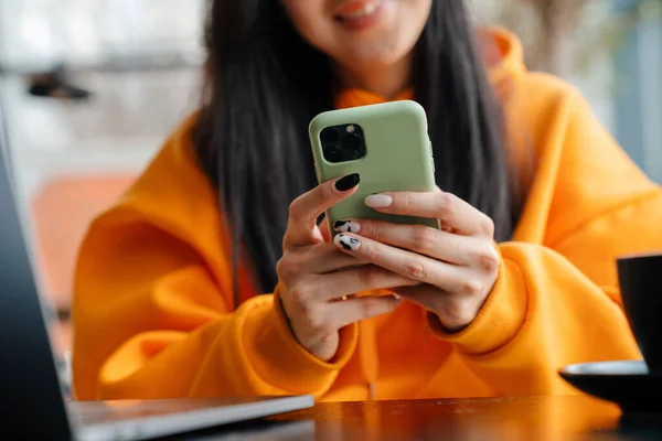 Asiatisk Kvinna Som Använder Mobiltelefon När Arbetar Med Bärbar Dator — Stockfoto