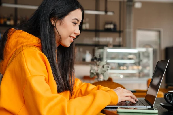 Sonriendo Mujer Asiática Trabajando Con Ordenador Portátil Mientras Está Sentado —  Fotos de Stock