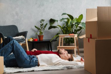 Genç çift yeni bir eve taşınırken dinleniyor.