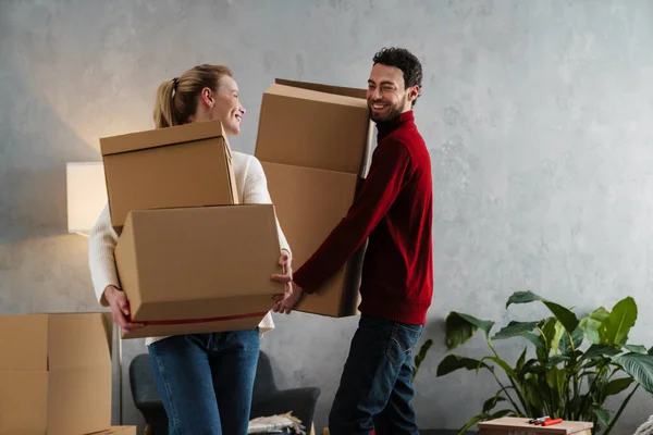 Retrato Una Pareja Sonriente Moviéndose Juntos Una Nueva Casa Rodeada —  Fotos de Stock