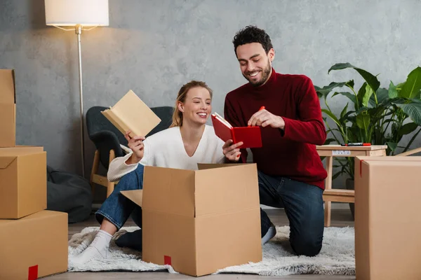 Attraktives Junges Paar Zieht Ein Neues Haus Und Packt Aus — Stockfoto