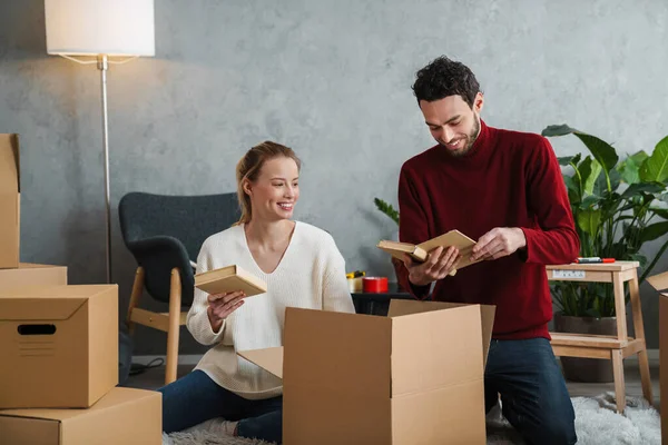 Atraente Jovem Casal Mudando Para Uma Nova Casa Desfazendo Malas — Fotografia de Stock