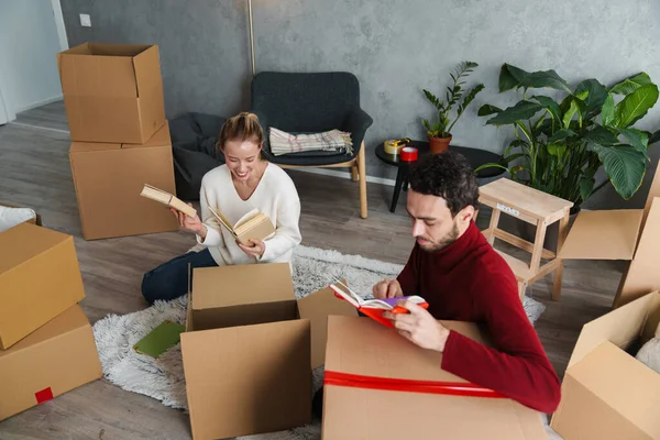Attraktivt Ungt Par Flyttar Till Ett Nytt Hus Packar Upp — Stockfoto