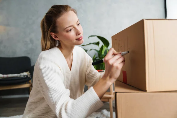 Leende Attraktiv Ung Kvinna Flyttar Från Sitt Gamla Hus Namnge — Stockfoto