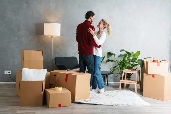 Retrato Una Pareja Sonriente Moviéndose Juntos Una Nueva Casa Rodeada —  Fotos de Stock