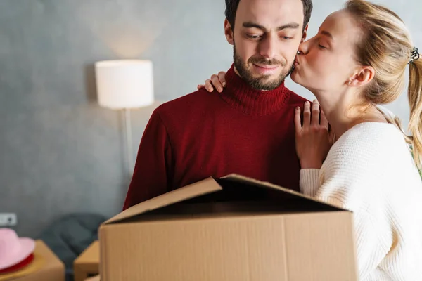 Portrait Smiling Couple Moving Together New House Holding Boxes Kissing — Stock Photo, Image