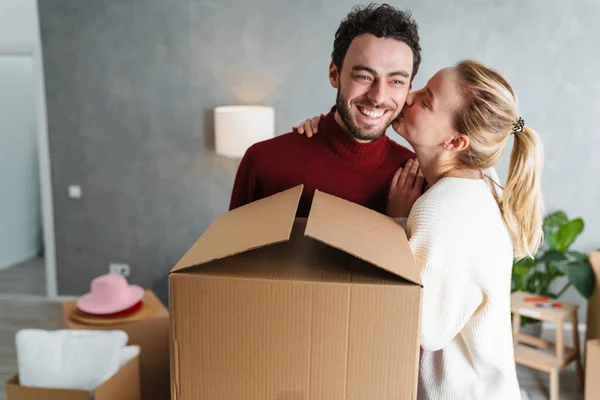 Retrato Una Pareja Sonriente Moviéndose Juntos Una Nueva Casa Sosteniendo —  Fotos de Stock