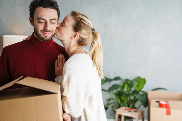 Retrato Una Pareja Sonriente Moviéndose Juntos Una Nueva Casa Sosteniendo — Foto de Stock