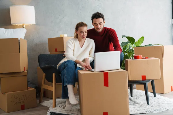 Lachend Paar Met Laptop Zittend Vloer Nieuw Huis — Stockfoto