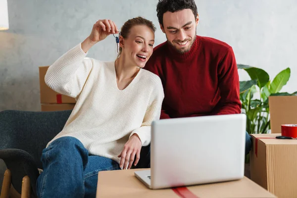 Coppia Sorridente Con Computer Portatile Seduto Sul Pavimento Nella Nuova — Foto Stock