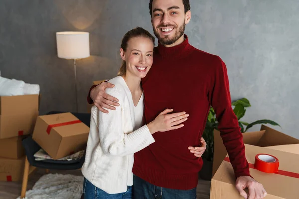 Retrato Una Pareja Sonriente Moviéndose Juntos Una Nueva Casa Rodeada — Foto de Stock