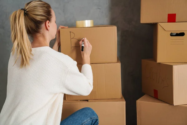 Sonriendo Atractiva Joven Mujer Que Muda Antigua Casa Nombrando Cajas —  Fotos de Stock