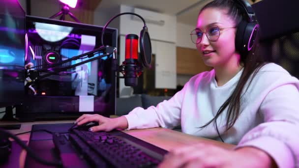 Una Encantadora Chica Gamer Con Gafas Auriculares Está Transmitiendo Videojuegos — Vídeos de Stock