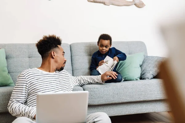 Focalizzato Afro Americano Padre Figlio Lettura Del Libro Utilizzando Computer — Foto Stock