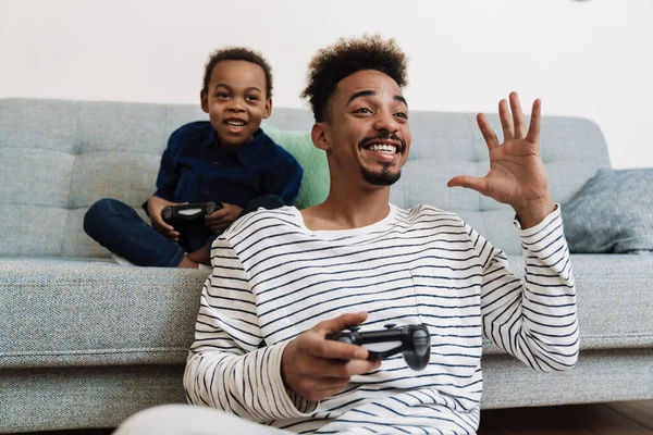 Emocionado Padre Hijo Afroamericano Haciendo Gestos Mientras Jugaban Videojuegos Casa —  Fotos de Stock