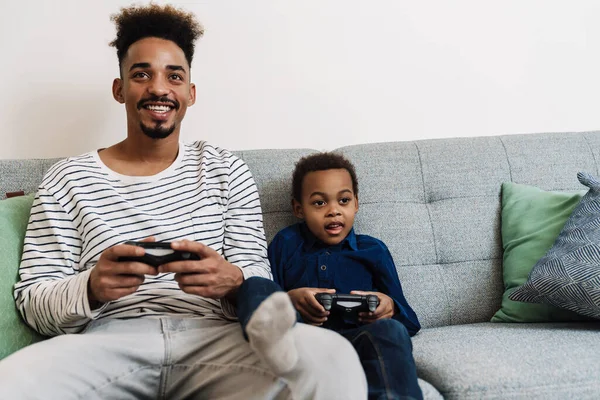 Feliz Africano Americano Padre Hijo Jugando Video Juego Mientras Sentado —  Fotos de Stock