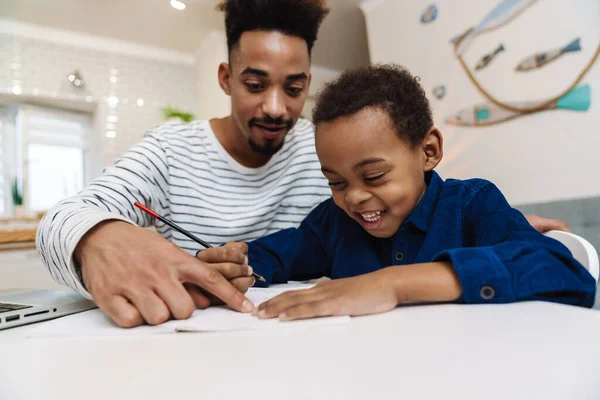 Piacere Afro Americano Padre Facendo Compiti Con Suo Figlio Felice — Foto Stock