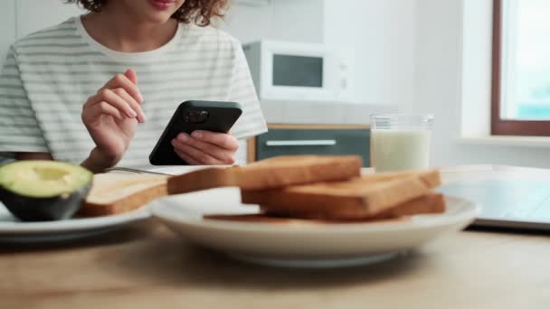 早餐时 妇女手在手机上扔磁带的特写镜头 — 图库视频影像