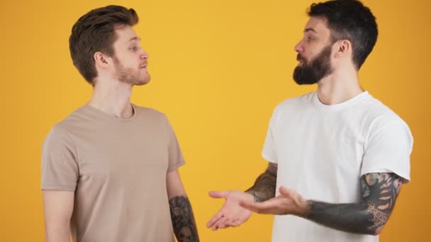 Zwei Jungs Unterhalten Sich Während Sie Isoliert Über Einer Gelben — Stockvideo