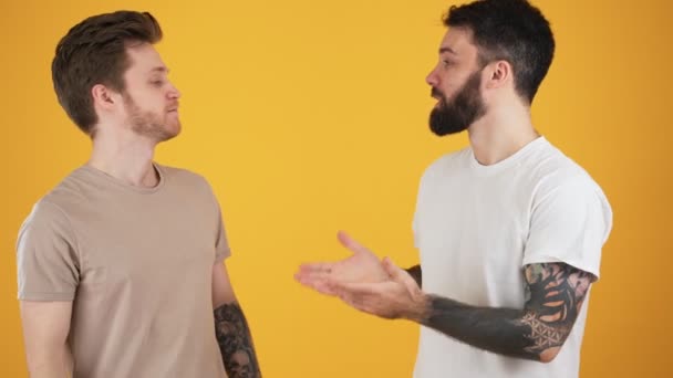 Два Хлопці Говорять Поки Один Дає Негативну Відповідь Стоячи Ізольовано — стокове відео