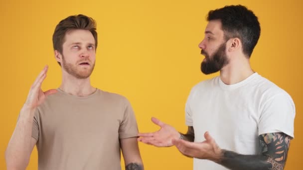 Dos Tipos Están Hablando Mientras Uno Ellos Muestra Gesto Blablabla — Vídeos de Stock