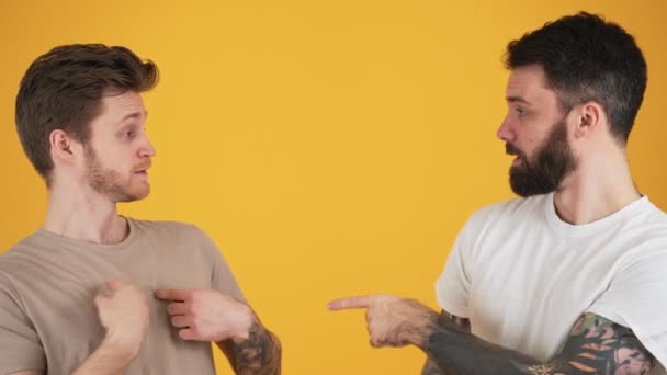 Kafası Karışmış Adam Birbirlerini Gösteriyorlar Stüdyoda Sarı Duvarın Üzerinde Tek — Stok video