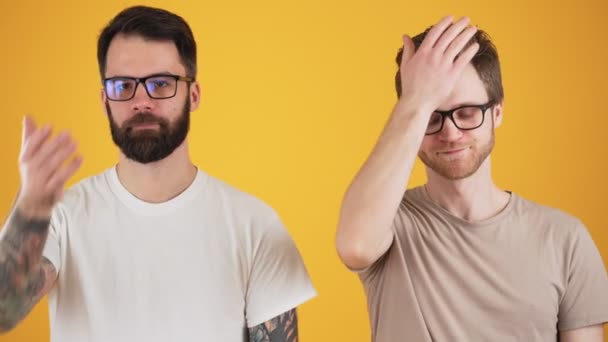Dwóch Niezadowolonych Kolesi Okularach Robi Face Palm Stojąc Samotnie Nad — Wideo stockowe