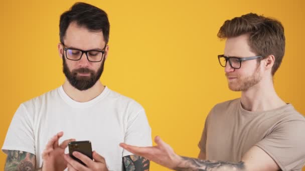 Jeden Muž Používá Svůj Smartphone Zatímco Jeho Přítel Cítí Znuděný — Stock video