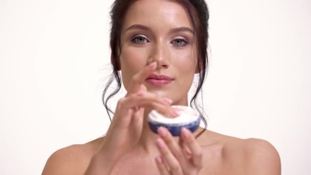 Yüzüne Krem Süren Yarı Çıplak Bir Kadının Yakın Çekim Görüntüsü — Stok video