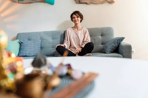 Sonriendo Hermosa Chica Sentada Sofá Santuario Casa Interior — Foto de Stock