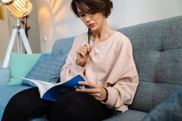 Konzentriert Schöne Studentin Hausaufgaben Machen Während Sie Hause Auf Der — Stockfoto