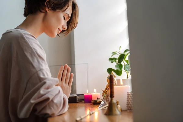 Huzurlu Güzel Kız Evde Türbede Dua Ediyor — Stok fotoğraf