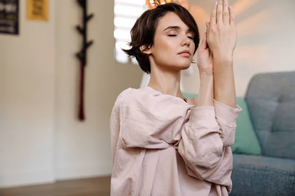 Menina Bonita Pacífica Fazendo Exercício Durante Prática Ioga Casa — Fotografia de Stock